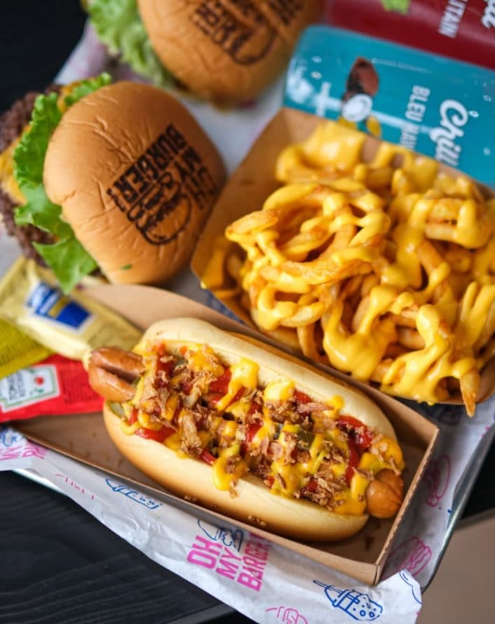 Hot dog sauce cheddar, cheese fries et smashs sur papier Oh My Burger